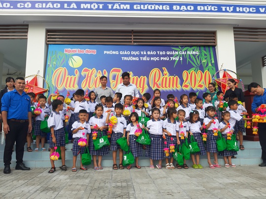 Báo Người Lao Động trao 285 phần quà trung thu cho trẻ em nghèo Cần Thơ - Ảnh 29.
