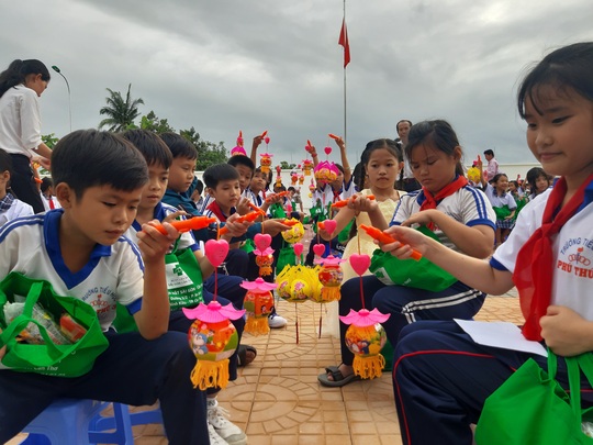 Báo Người Lao Động trao 285 phần quà trung thu cho trẻ em nghèo Cần Thơ - Ảnh 35.