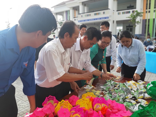 Báo Người Lao Động trao 285 phần quà trung thu cho trẻ em nghèo Cần Thơ - Ảnh 7.
