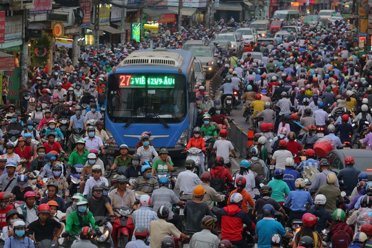Giao thông còn nhiều bất cập - Ảnh 1.