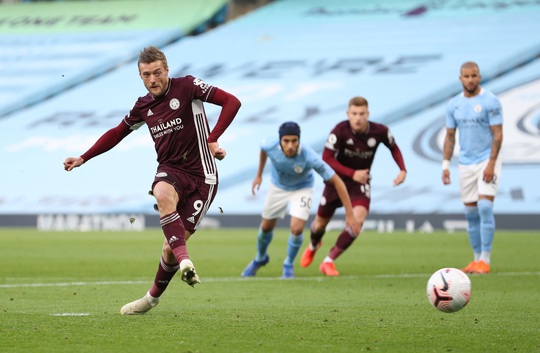 Hat-trick của Jamie Vardy nhấn chìm Man City, Ngoại hạng Anh hốt hoảng - Ảnh 2.