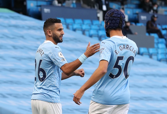 Hat-trick của Jamie Vardy nhấn chìm Man City, Ngoại hạng Anh hốt hoảng - Ảnh 1.