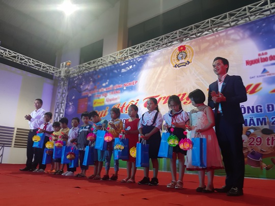 Ấm áp đêm “Vui hội trung thu” với trẻ em nghèo Sóc Trăng, Tiền Giang - Ảnh 6.