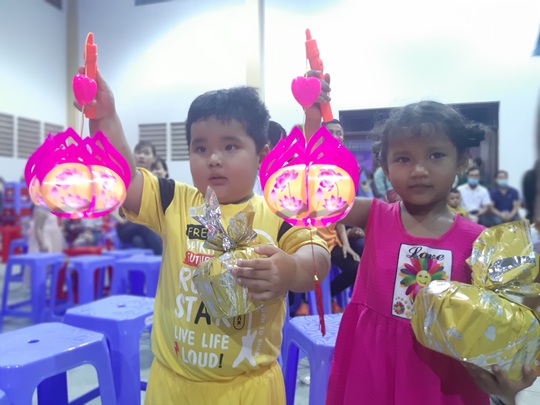 Ấm áp đêm “Vui hội trung thu” với trẻ em nghèo Sóc Trăng, Tiền Giang - Ảnh 22.