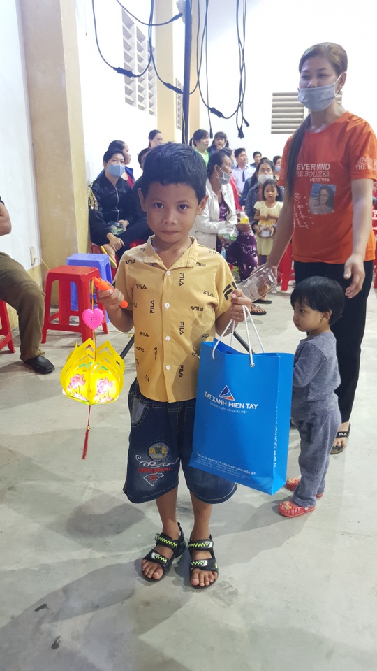 Ấm áp đêm “Vui hội trung thu” với trẻ em nghèo Sóc Trăng, Tiền Giang - Ảnh 16.