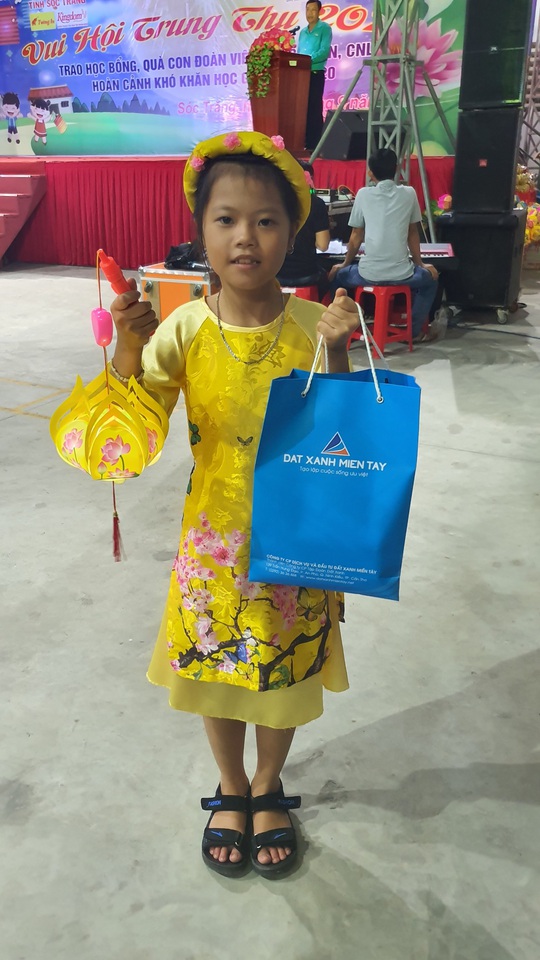 Ấm áp đêm “Vui hội trung thu” với trẻ em nghèo Sóc Trăng, Tiền Giang - Ảnh 19.