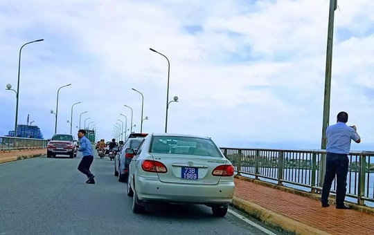 Đoàn ôtô biển số xanh vô tư dừng trên cầu để người trên xe xuống... chụp hình! - Ảnh 1.