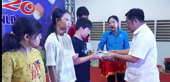 Ấm áp đêm “Vui hội trung thu” với trẻ em nghèo Sóc Trăng, Tiền Giang - Ảnh 10.