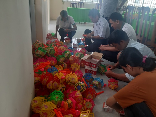 Ấp áp mùa trung thu với trẻ em nghèo Hậu Giang - Ảnh 3.