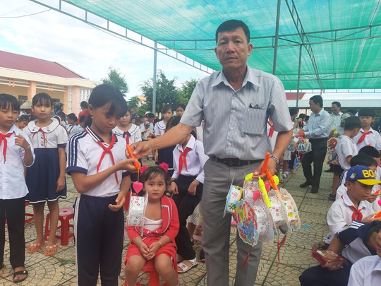 Ấp áp mùa trung thu với trẻ em nghèo Hậu Giang - Ảnh 13.