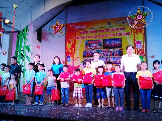 Ấm áp đêm “Vui hội trung thu” với trẻ em nghèo Sóc Trăng, Tiền Giang - Ảnh 1.