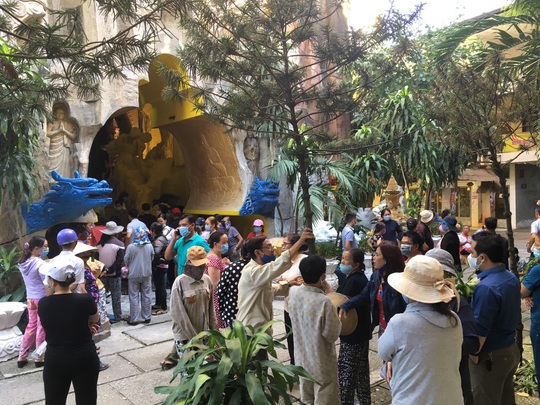 Vẫn rất đông người đến chùa Kỳ Quang 2 hỏi rõ sự tình các hũ tro cốt rơi hình - Ảnh 4.
