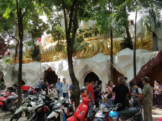 Vẫn rất đông người đến chùa Kỳ Quang 2 hỏi rõ sự tình các hũ tro cốt rơi hình - Ảnh 3.