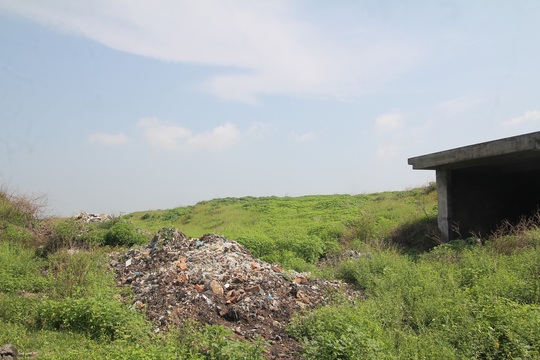CLIP: Cận cảnh núi rác khổng lồ bị bỏ quên nhiều năm ở TP Vinh - Ảnh 11.