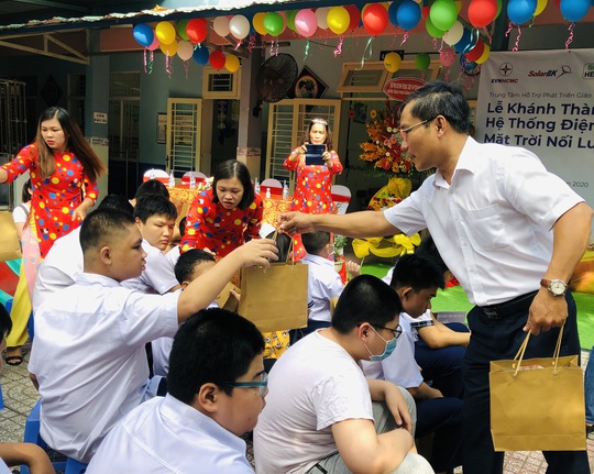 Trung tâm hỗ trợ phát triển giáo dục hòa nhập Tân Bình được tặng hệ thống điện mặt trời mái nhà - Ảnh 2.