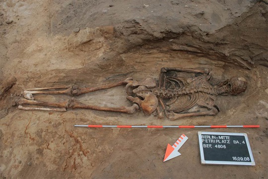 Phát hiện mộ cổ rùng rợn của một xác sống 400 tuổi - Ảnh 1.