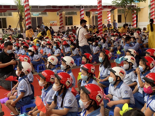 Phó Thủ tướng Thường trực Trương Hòa Bình đội mũ bảo hiểm cho học sinh trường Trần Hưng Đạo, quận 1 - Ảnh 2.