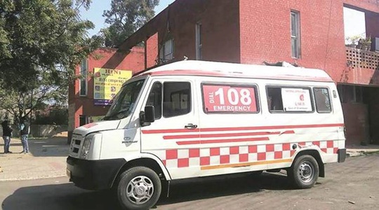 Ấn Độ: Tài xế xe cứu thương cưỡng hiếp bệnh nhân Covid-19 trên đường tới viện - Ảnh 1.