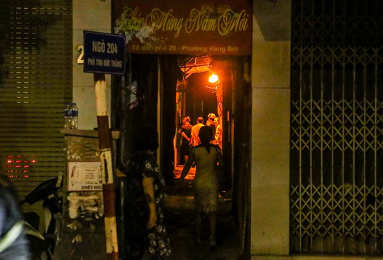 Cảnh sát mặc áo giáp, mang vũ khí truy bắt kẻ bạo hành dã man con gái 6 tuổi - Ảnh 3.