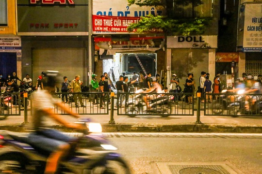 Cảnh sát mặc áo giáp, mang vũ khí truy bắt kẻ bạo hành dã man con gái 6 tuổi - Ảnh 9.