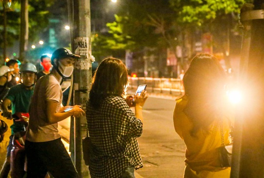 Cảnh sát mặc áo giáp, mang vũ khí truy bắt kẻ bạo hành dã man con gái 6 tuổi - Ảnh 11.