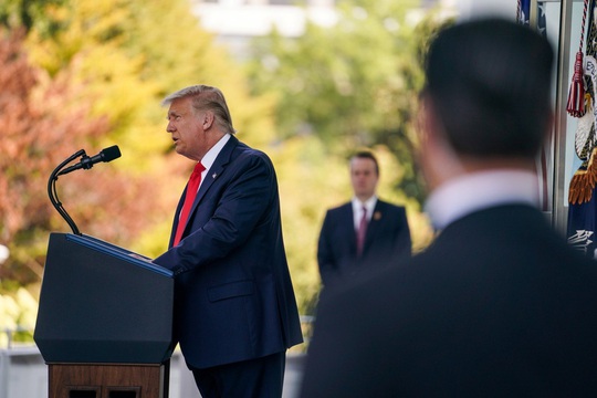 Tổng thống Trump cảnh báo công ty Mỹ làm ăn với Trung Quốc - Ảnh 1.