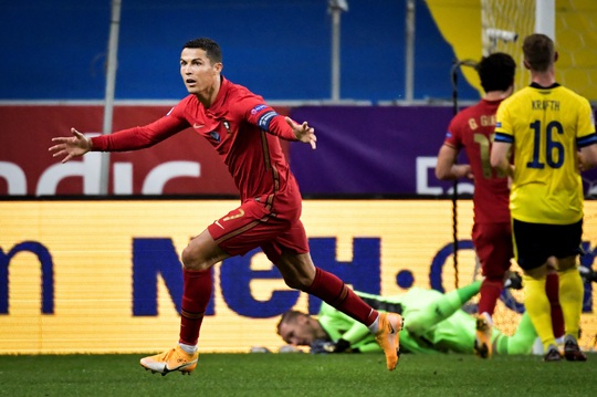 100 bàn thắng, Ronaldo tiến sát kỷ lục của Ali Daei - Ảnh 1.