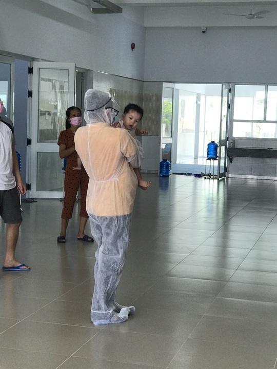 Tâm sự của bác sĩ chăm sóc 53 trẻ cách ly ở Bình Dương, bố mẹ ở Hàn Quốc - Ảnh 2.