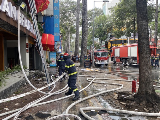 CLIP: Một nhà hàng trên đường Trần Hưng Đạo bốc cháy dữ dội - Ảnh 4.