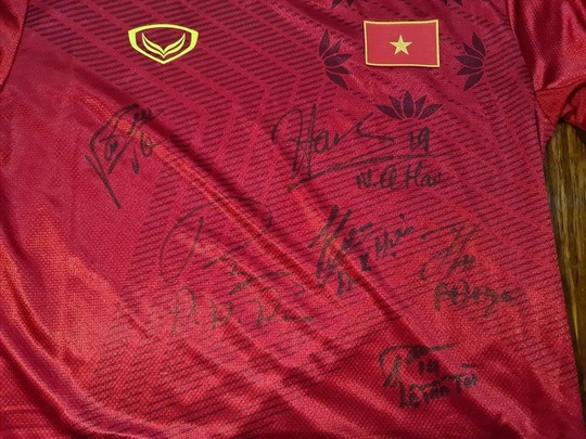 Bí thư Tỉnh ủy Đắk Lắk tặng bóng và áo có chữ ký của nhiều tuyển thủ quốc gia để làm từ thiện - Ảnh 2.