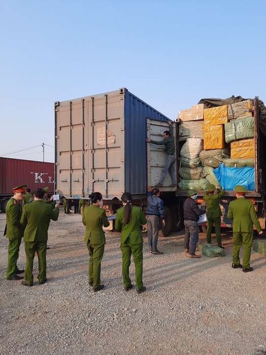 Cận cảnh vụ bắt giữ 14 xe container chở hàng lậu từ Trung Quốc về - Ảnh 6.