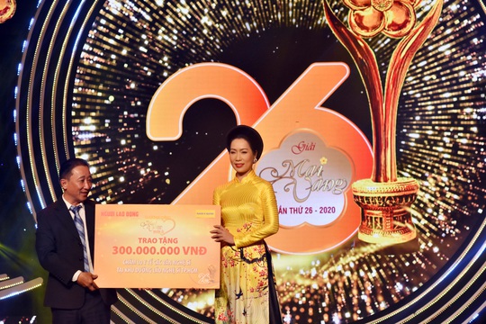 MV 2020 - PCT Hoi San khau Trinh Kim Chi nhan tien trao tang cac VNS MV 2020 - PCT Hoi San khau Trinh Kim Chi nhan tien trao tang cac VNS