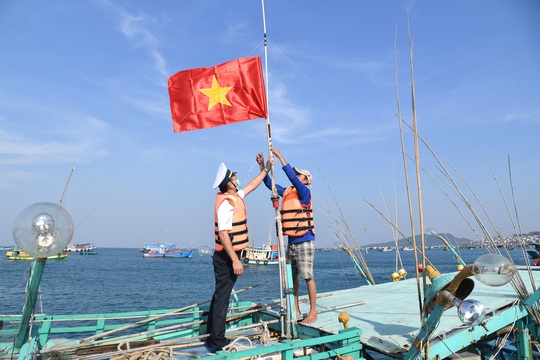 Vùng 5 Hải quân phối hợp với Báo Người Lao Động tặng cờ Tổ quốc cho ngư dân - Ảnh 1.