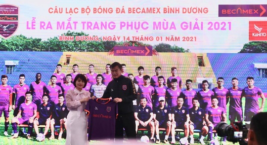 Pape Omar đeo băng đội trưởng B.Bình Dương thời HLV Phan Thanh Hùng - Ảnh 1.