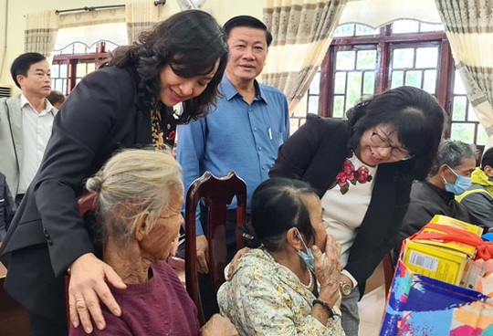 TP HCM mang Xuân đến các tỉnh miền Trung - Ảnh 1.