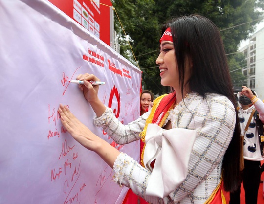 Hoa hậu Đỗ Thị Hà cùng hai Á hậu rạng rỡ tại ngày hội hiến máu Chủ nhật Đỏ - Ảnh 10.