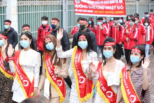 Hoa hậu Đỗ Thị Hà cùng hai Á hậu rạng rỡ tại ngày hội hiến máu Chủ nhật Đỏ - Ảnh 8.