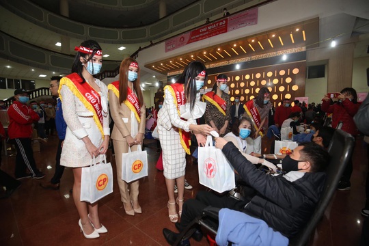 Hoa hậu Đỗ Thị Hà cùng hai Á hậu rạng rỡ tại ngày hội hiến máu Chủ nhật Đỏ - Ảnh 19.