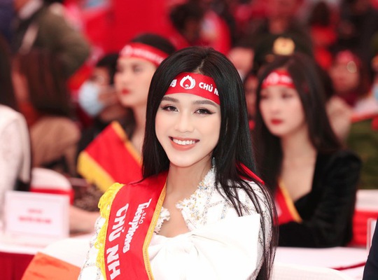 Hoa hậu Đỗ Thị Hà cùng hai Á hậu rạng rỡ tại ngày hội hiến máu Chủ nhật Đỏ - Ảnh 1.