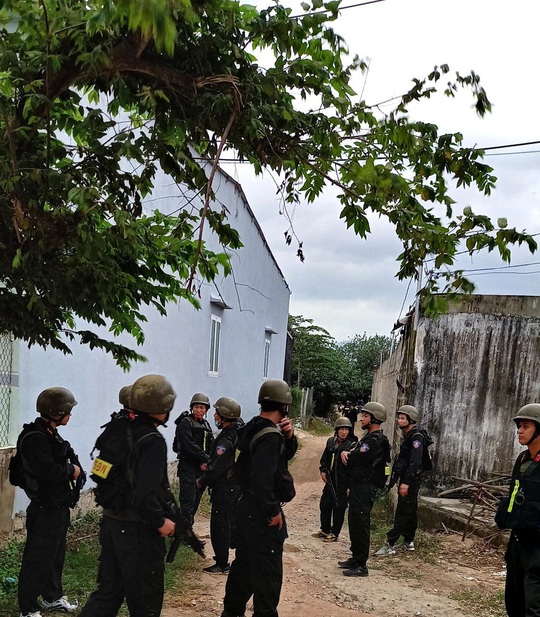 Hàng trăm cảnh sát Bộ Công an bất ngờ đột kích ổ cờ bạc “khủng” trong căn nhà hoang - Ảnh 3.