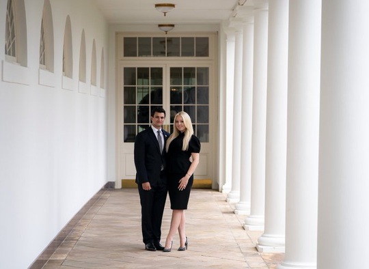 Con gái út Tổng thống Donald Trump đính hôn tại Nhà Trắng - Ảnh 1.