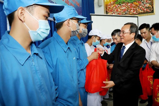 Bình Dương: Phó Chủ tịch nước Đặng Thị Ngọc Thịnh thăm, tặng quà công nhân - Ảnh 3.