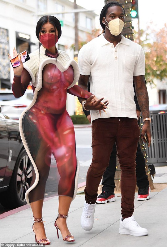 Nữ rapper Cardi B gây sốc với trang phục độc lạ trên phố - Ảnh 4.