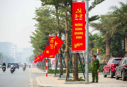 CLIP: Hà Nội rực rỡ chào mừng Đại hội Đảng XIII - Ảnh 4.
