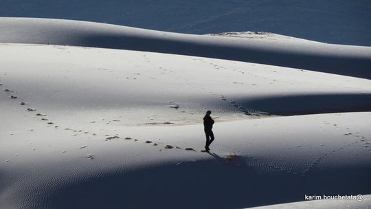 Băng giá phủ trắng sa mạc nóng nhất thế giới - Ảnh 1.