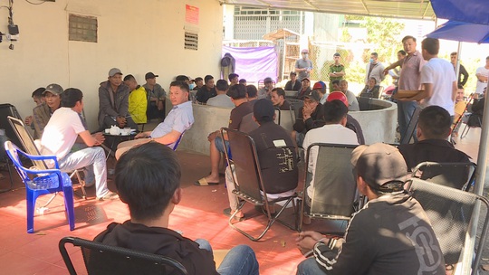 Trường gà chuyện cá cược bằng bia và thuốc lá - Ảnh 1.