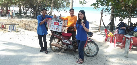 Người đàn ông bán kem truyền cảm hứng về tình yêu biển đảo - Ảnh 3.
