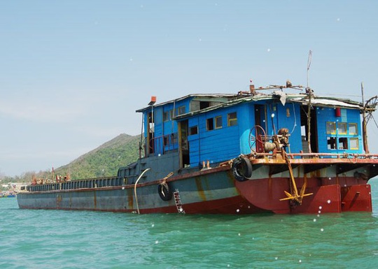 Ngư dân Bình Định phát hiện tàu hàng vô chủ trên vùng biển Quảng Ngãi - Ảnh 1.