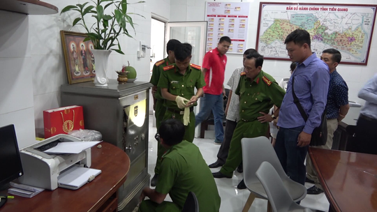CLIP: Công an cảnh báo thủ đoạn trộm đột nhập cửa hàng xe máy - Ảnh 3.