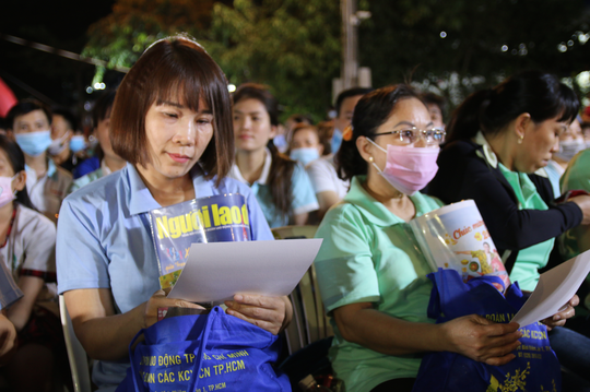 Ấm áp chương trình Tấm vé nghĩa tình hỗ trợ công nhân về quê đón Tết - Ảnh 9.